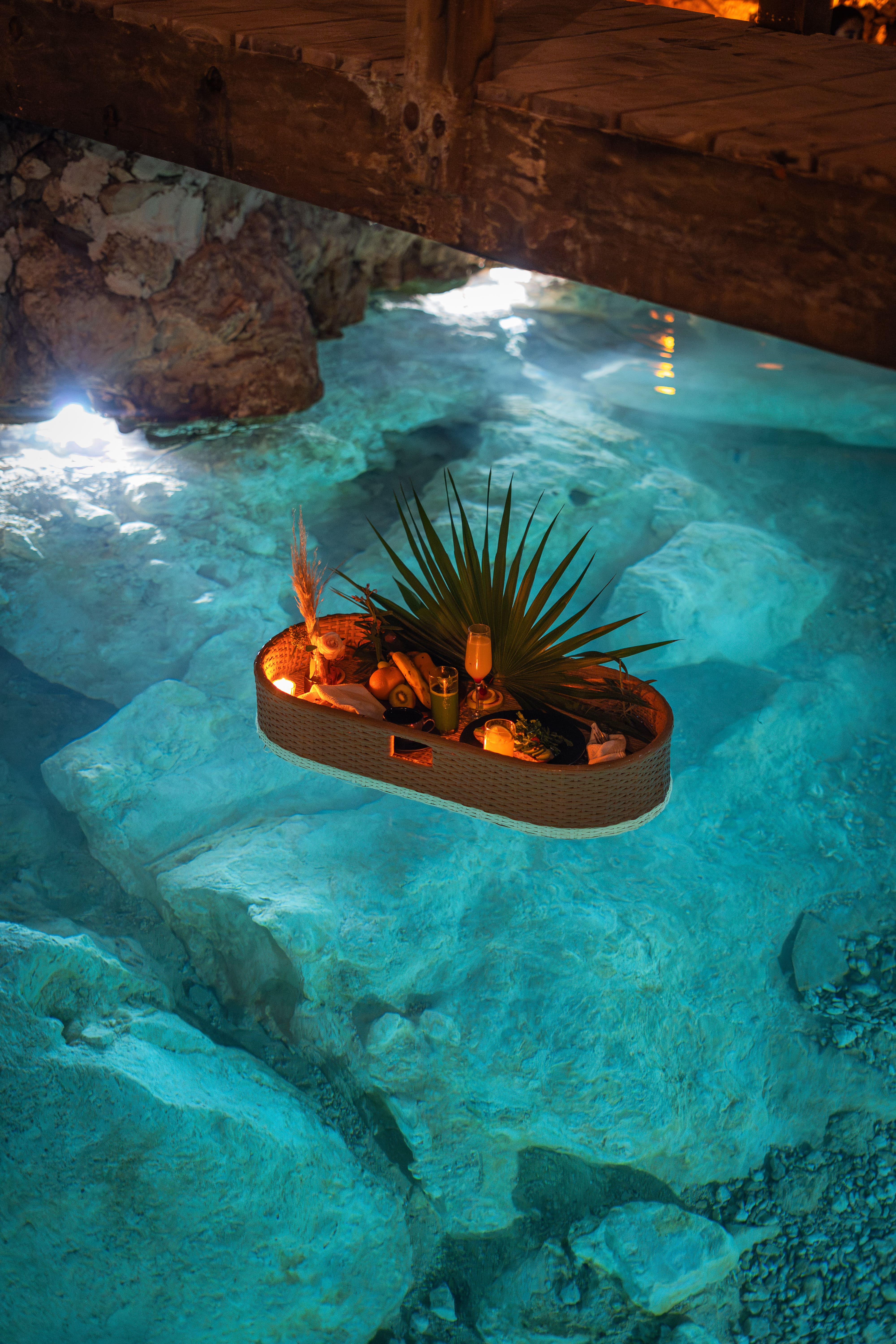 Desayuno gourmet con frutas tropicales y café junto a un cenote en la selva mexicana